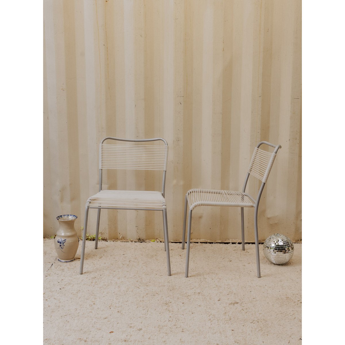 Paire de chaises en métal gris et scoubidou blanc Alma N°1854 - Bon état gris, DEBONGOUT