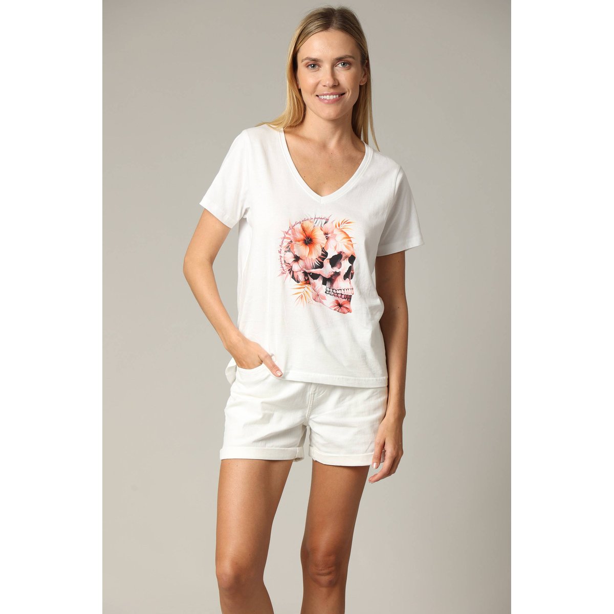 T-shirt femme exotique à manches courtes et au col v à 100% coton TROPISKULL off white, DEELUXE