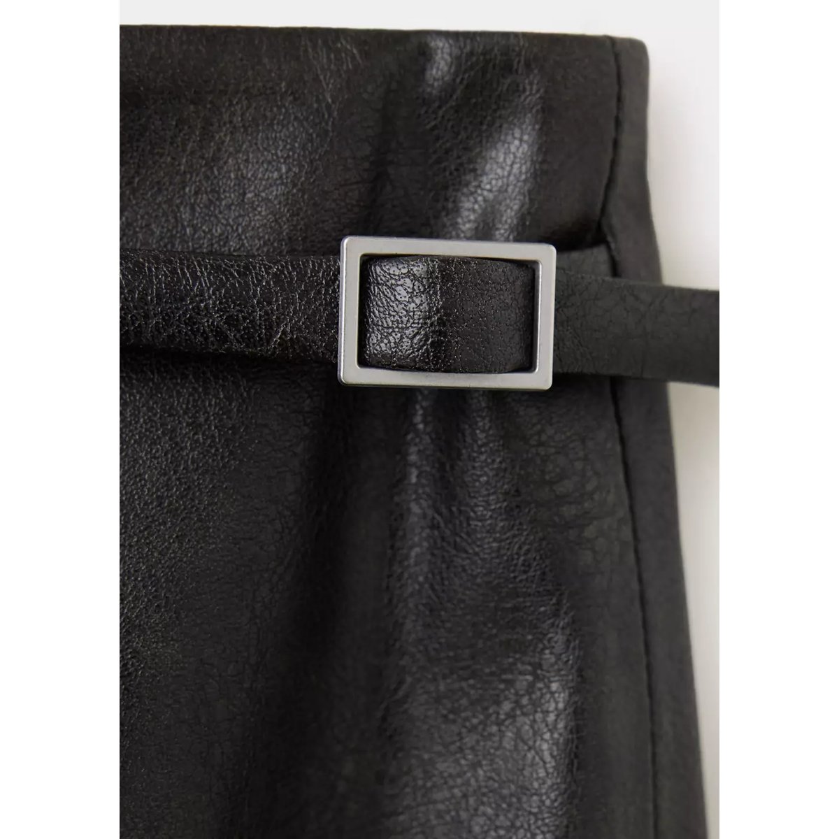 Jupe croisée en cuir synthétique noir, MANGO