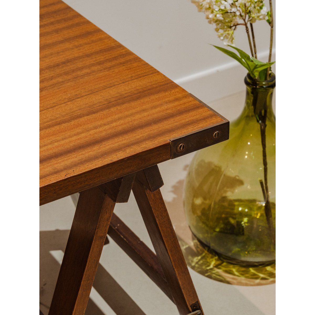Table basse sur tréteaux en bois Léonie N°917 - Bon état bois foncé, DEBONGOUT
