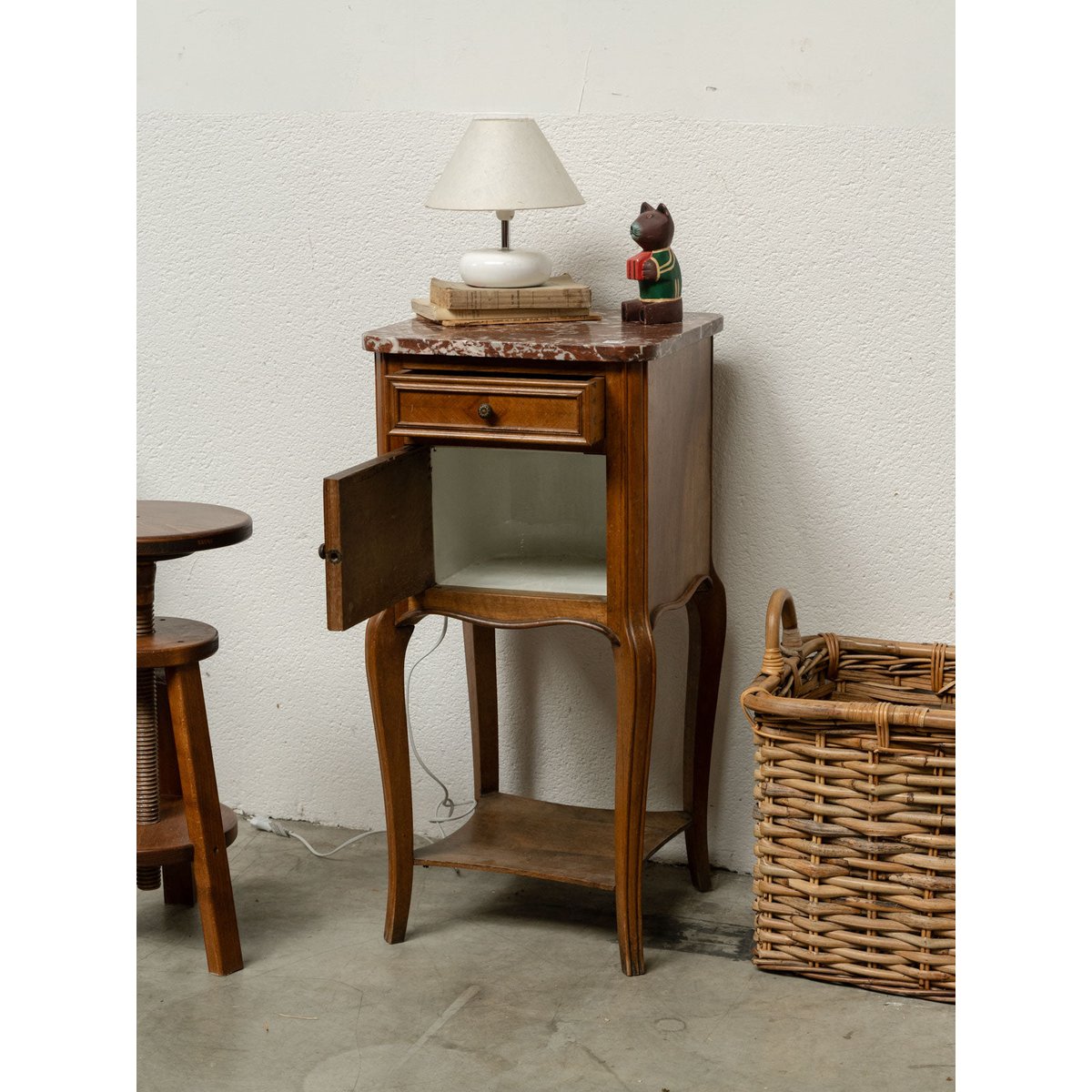 Table de chevet en bois et marbre rouge tacheté Odile N°1615 - Bon état bois foncé, DEBONGOUT