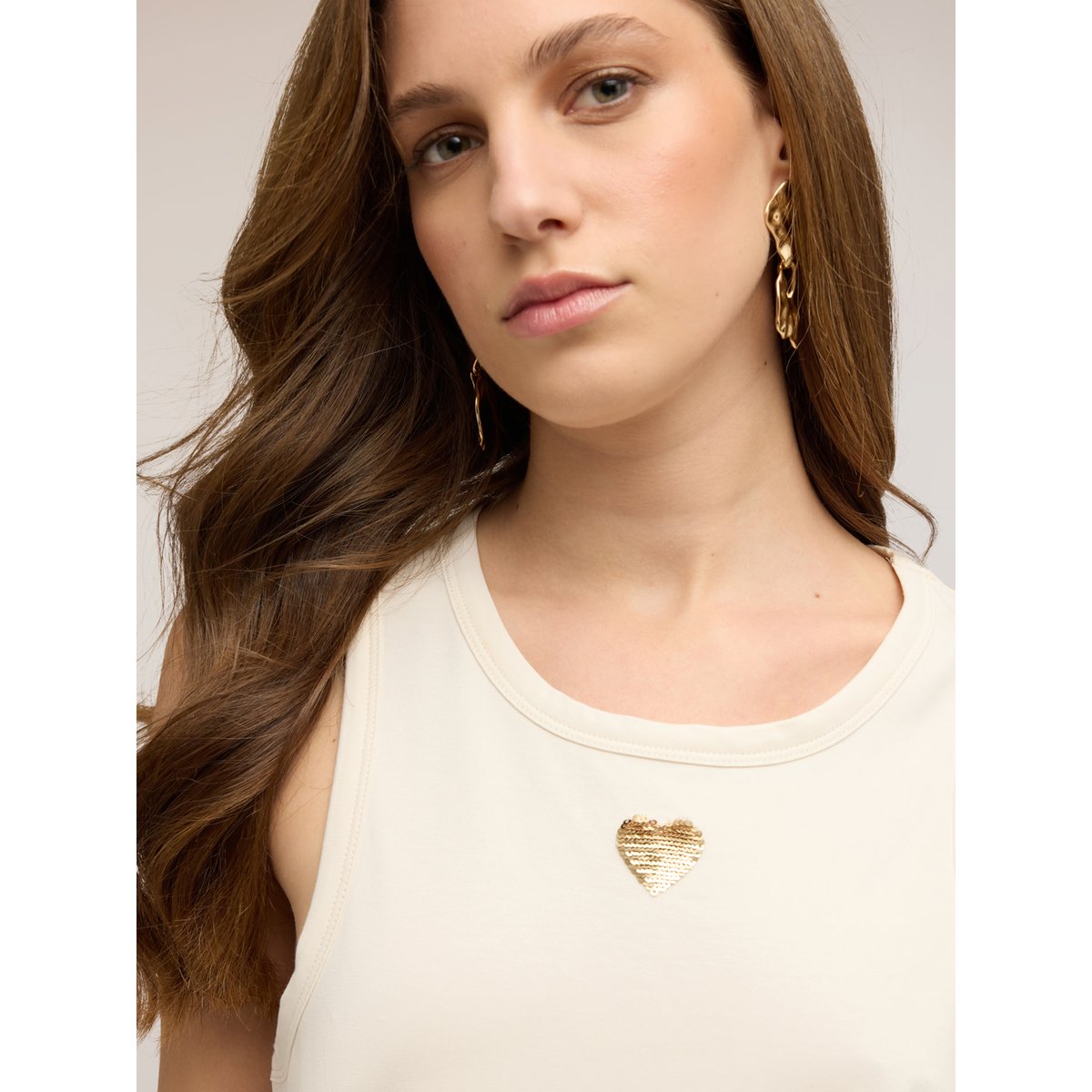 Top avec cœur en paillettes beige, MOTIVI