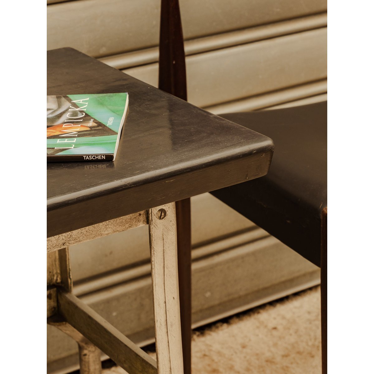 Table d'appoint industrielle en fer Hanna N°1627 - Bon état argenté, DEBONGOUT