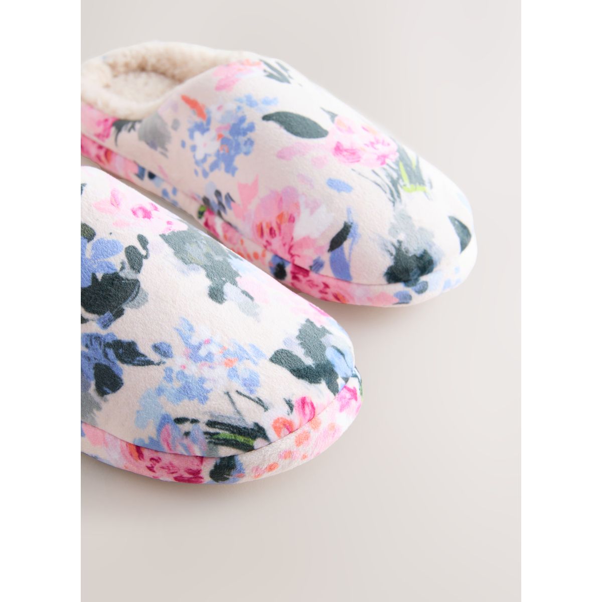 Chaussons mules effet pelucheux rose motif fleurs, NEXT