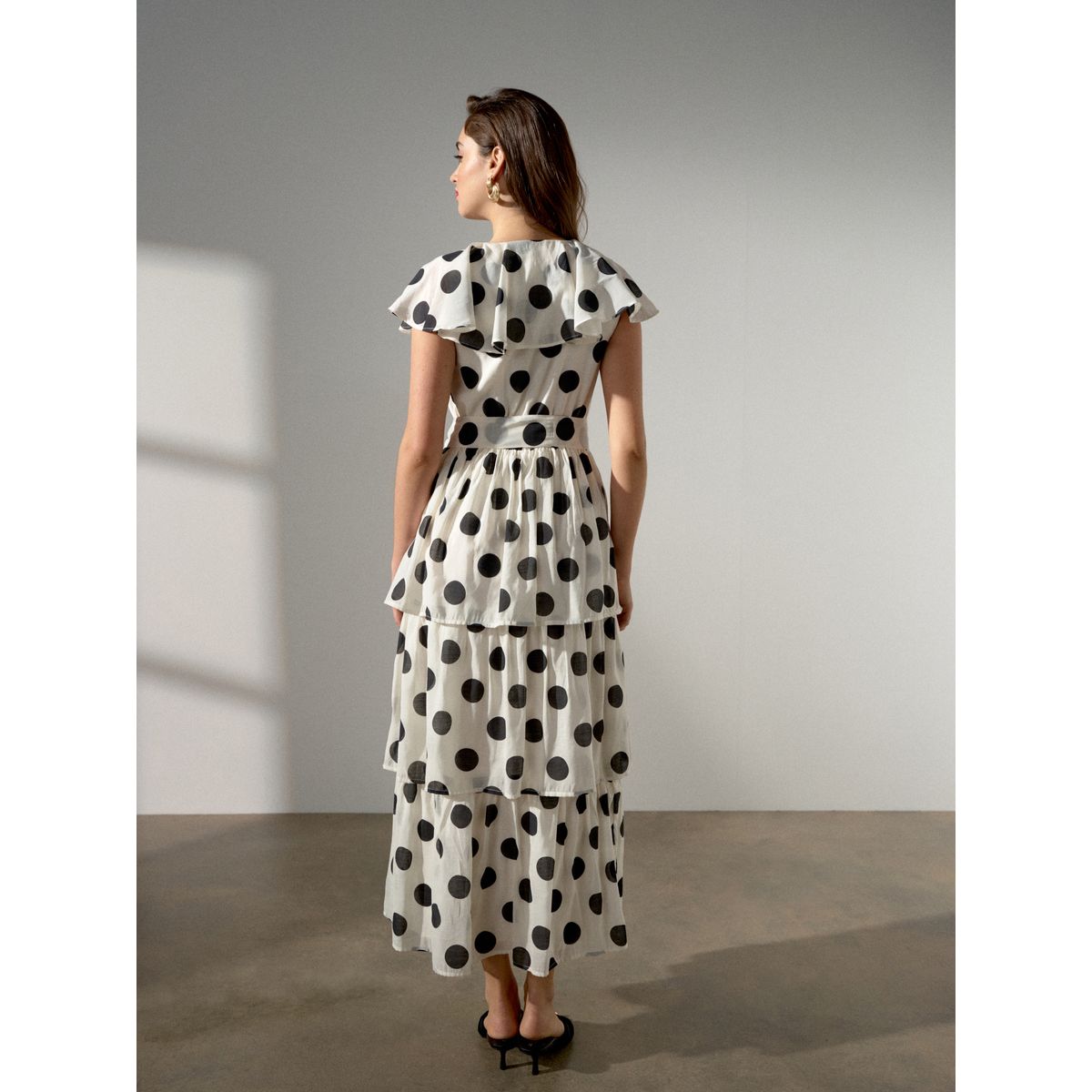 Robe midi de cérémonie à col v et volants crème et noir à pois, NEXT