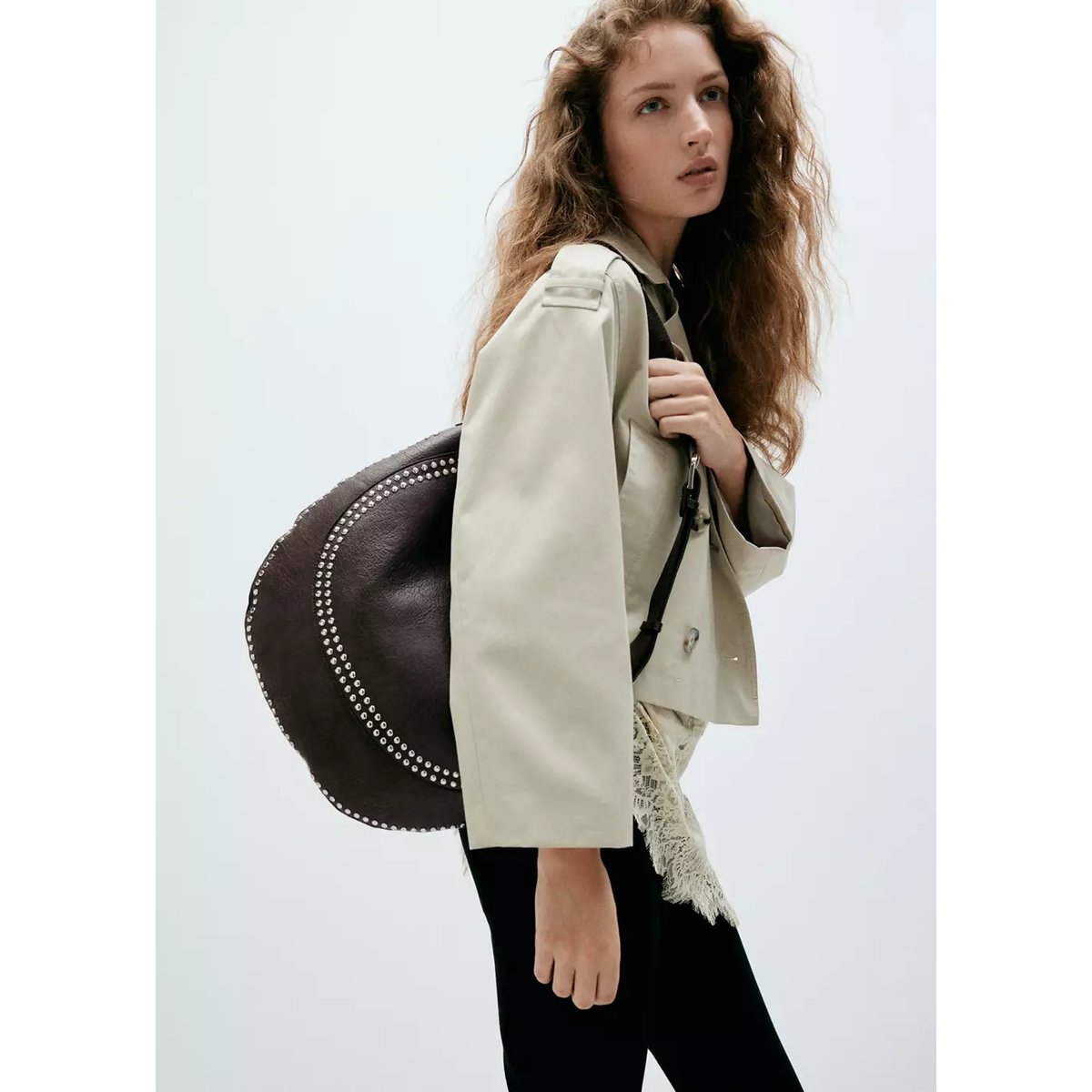 Sac porté épaule clouté chocolat, MANGO