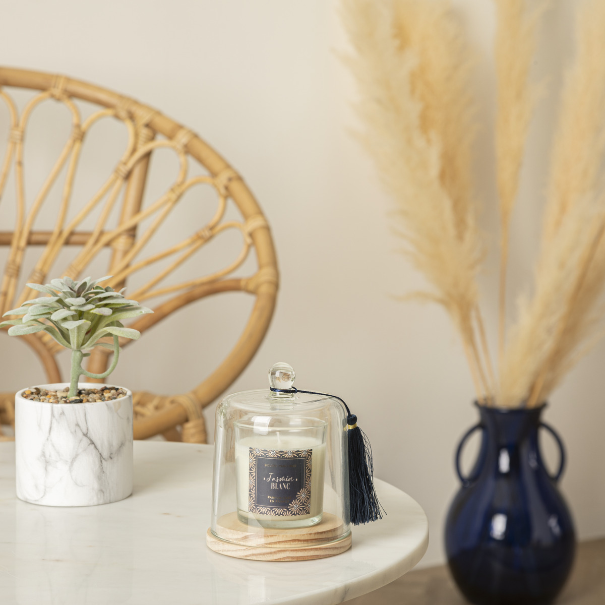 Bougie parfumée sous cloche verre sur socle bois LOLI bleu encre, ATMOSPHERA