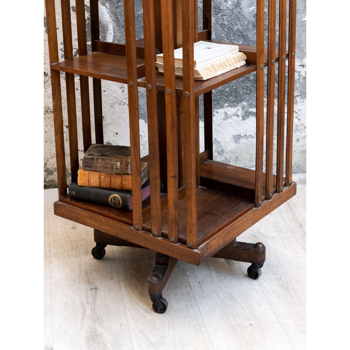 Bibliothèque tournante en bois foncé Madeleine N°748 - Bon état bois foncé, DEBONGOUT