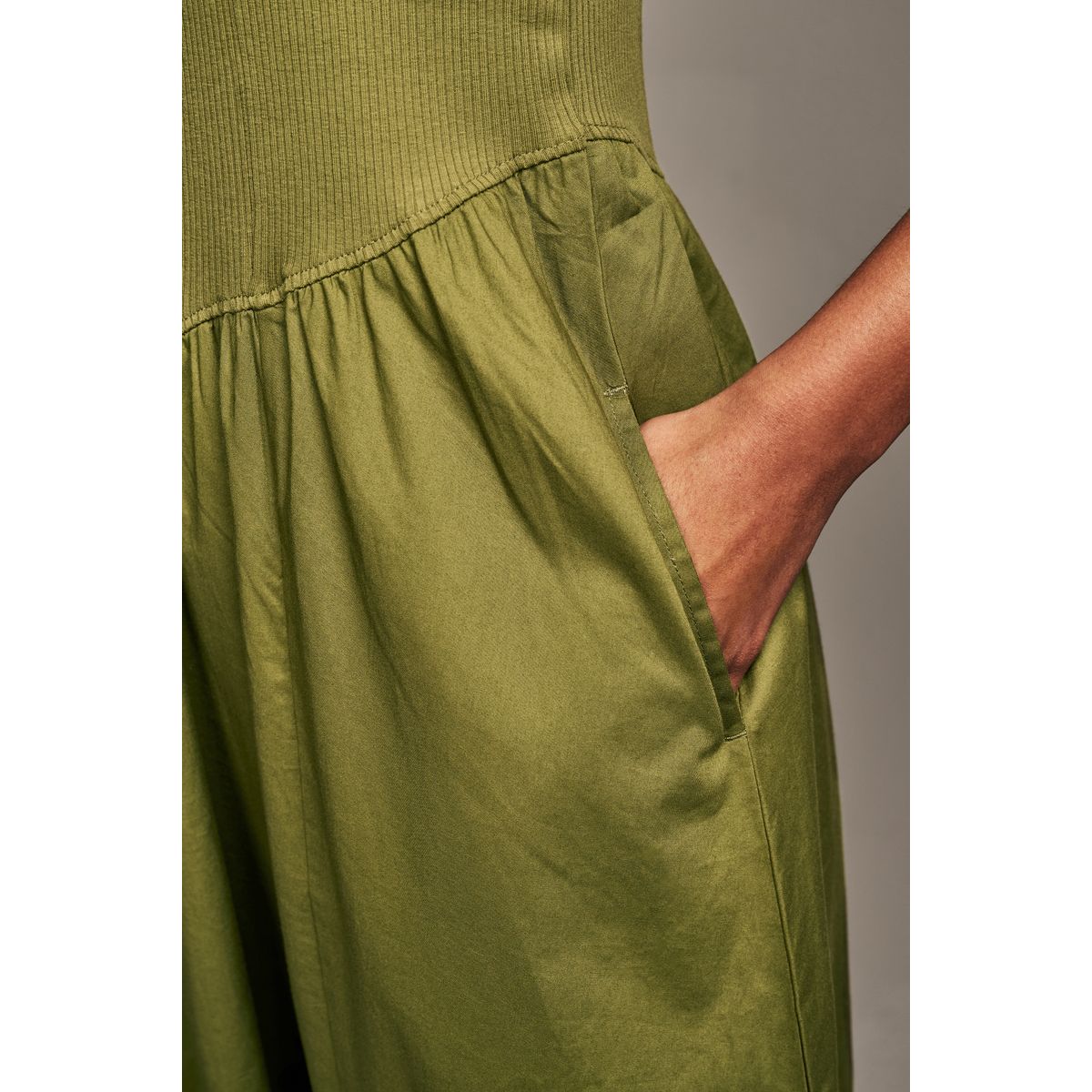 Robe mi-longue sans manches dos nageur vert kaki, NEXT