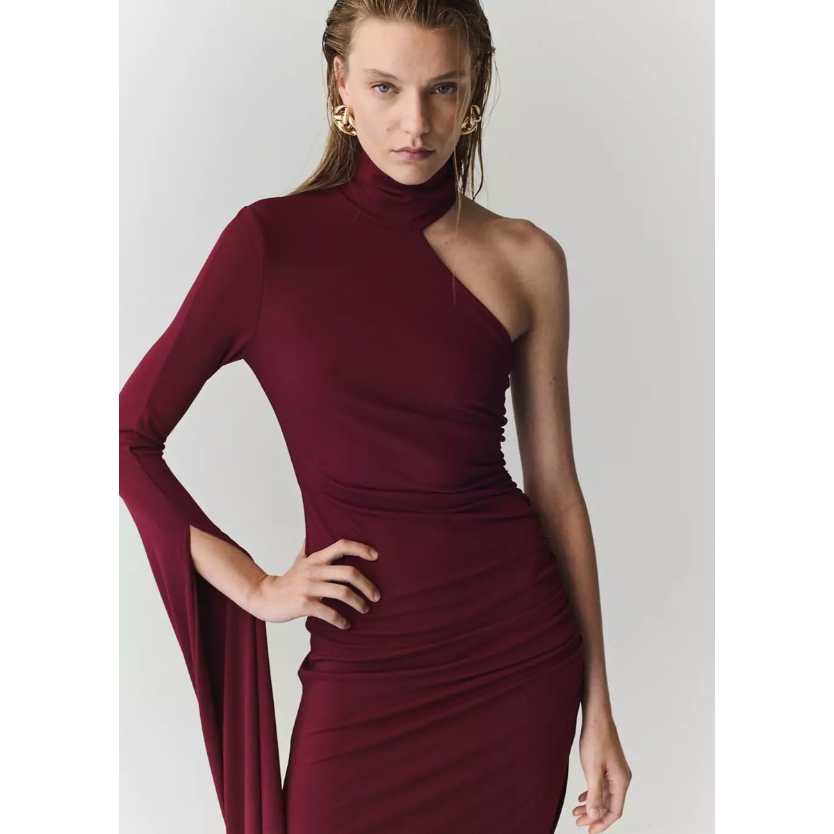 Robe à manches asymétriques et col montant grenat, MANGO