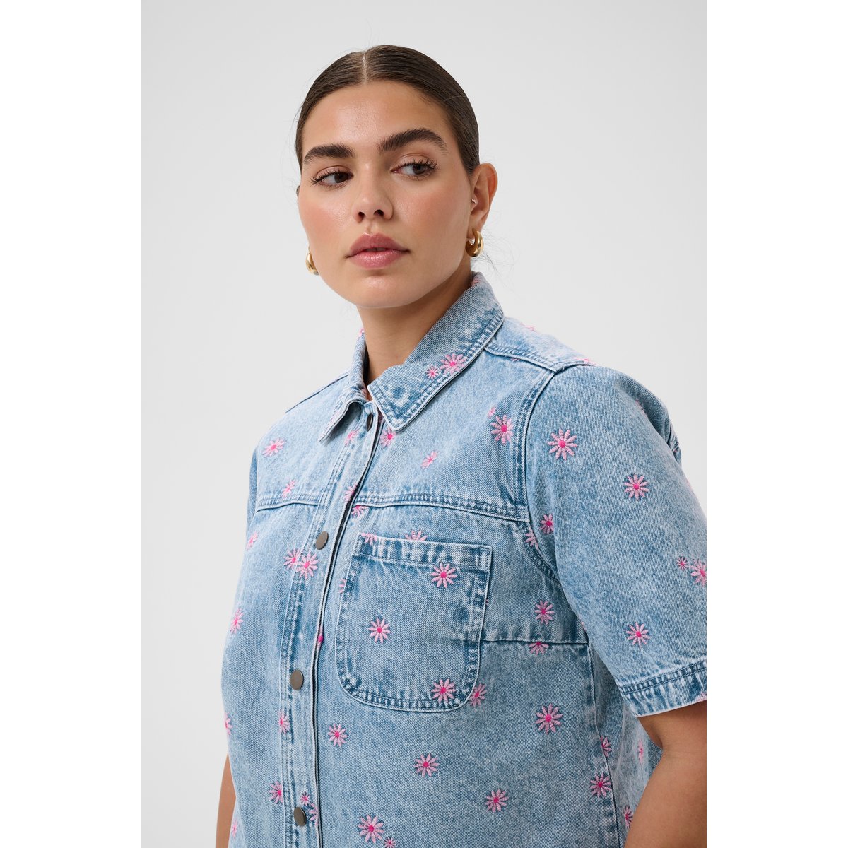 Chemise à manche courte bleu blue denim/pink flower emb., KAFFE CURVE