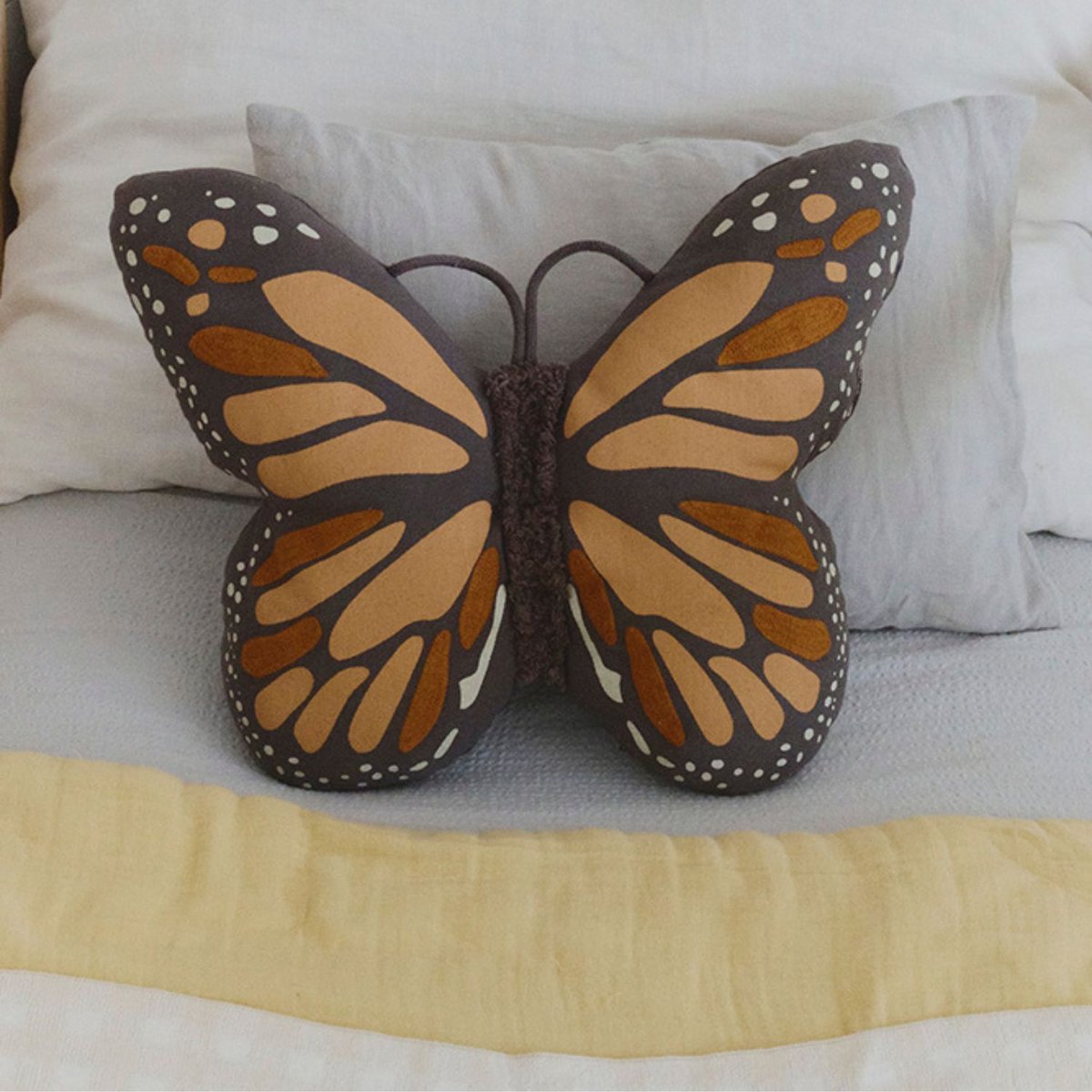 Coussin Papillon SWAN LAKE gris foncé, naturel, terre cuite, LORENA CANALS