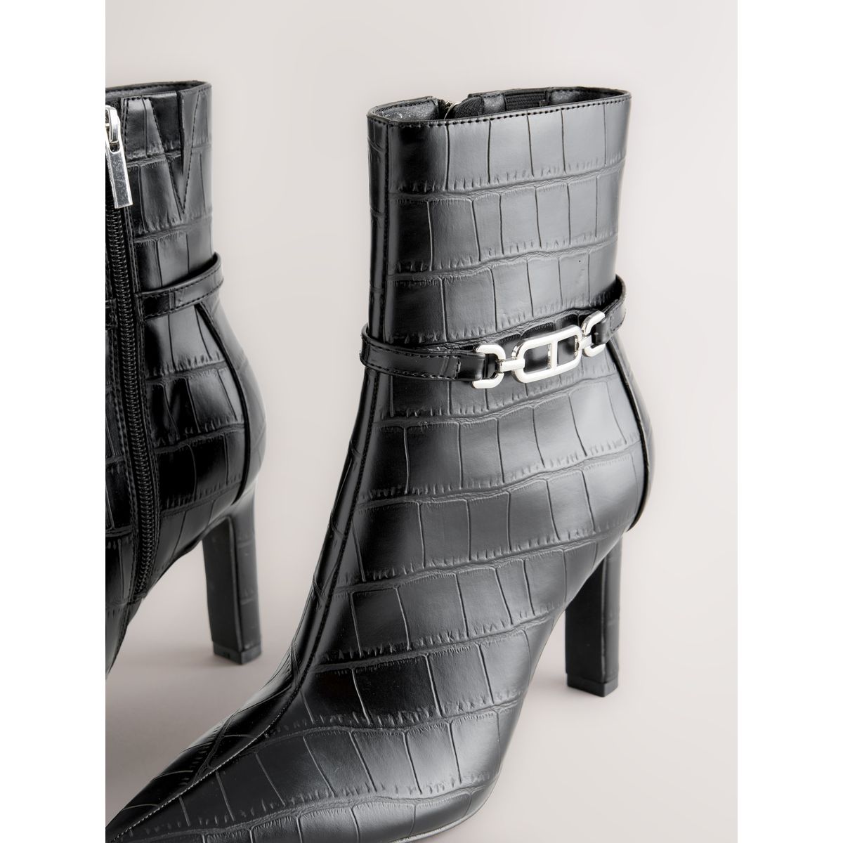 Bottines à talons avec métal forever comfort® crocodile noir en relief, NEXT