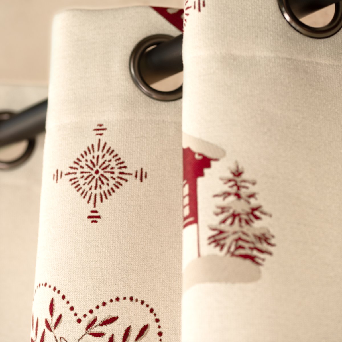 Rideau jacquard d’ameublement avec motifs chalets et cœurs - QABANE rouge, HOME MAISON