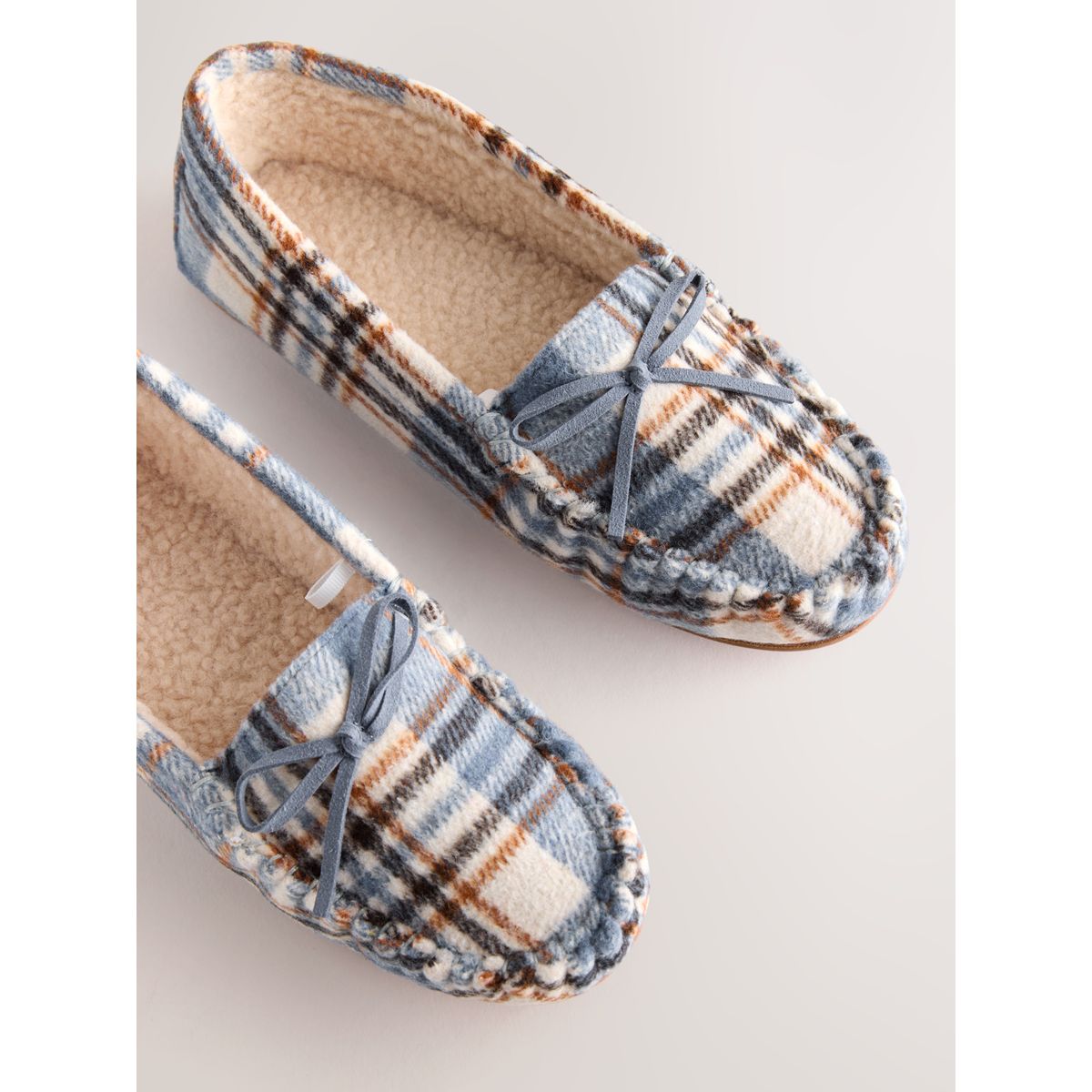 Chaussons brossés style mocassins carreaux bleus, NEXT