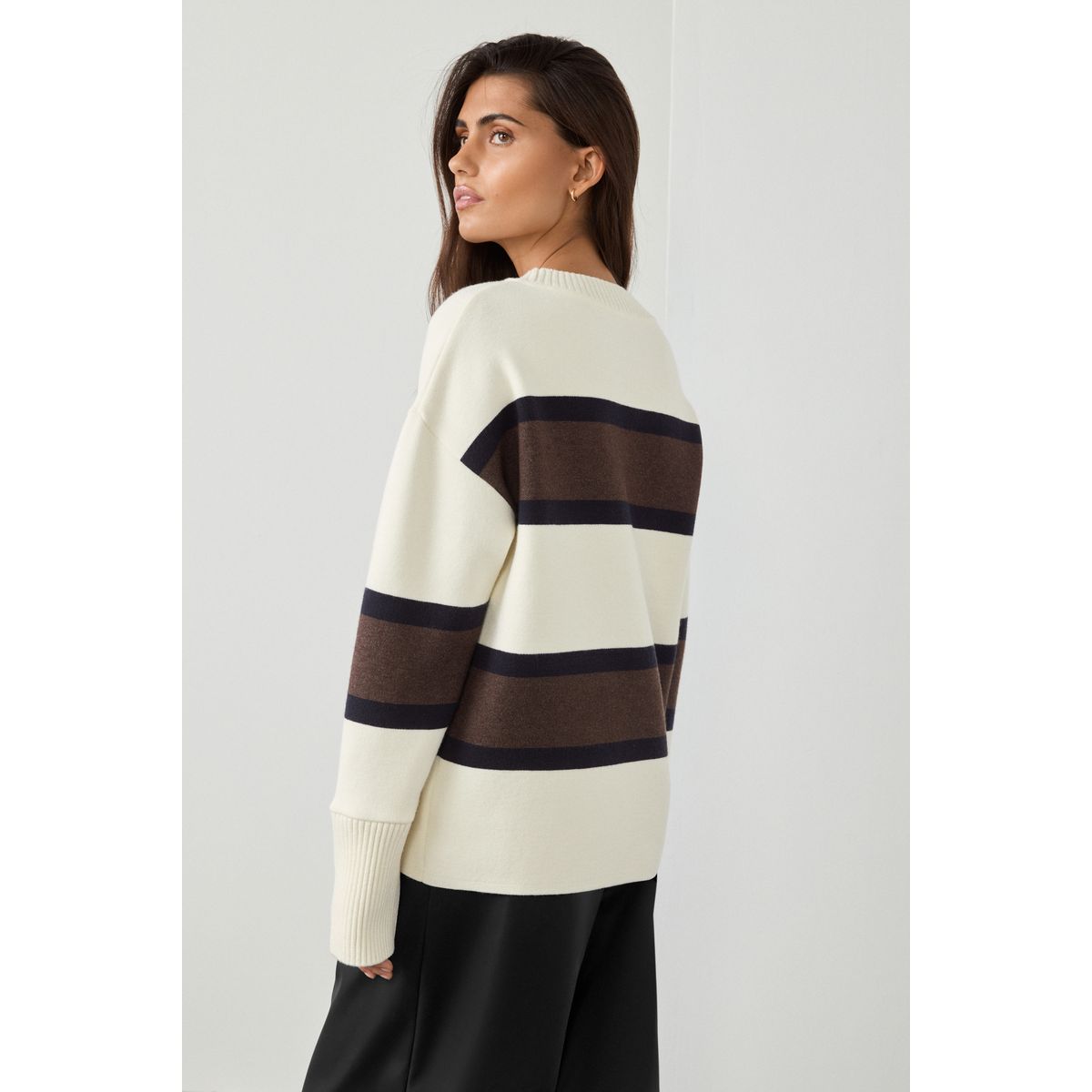 Pull ras du cou confortable à détail côtelé noir/marron/écru rayée, NEXT