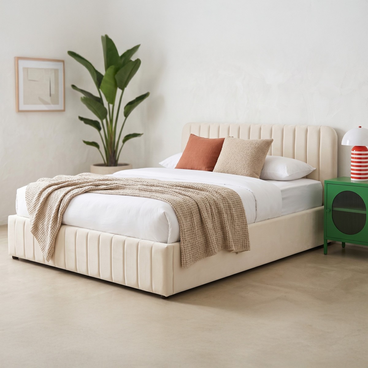 Lit coffre avec tête de lit en velours - AVA beige, HOMIFAB