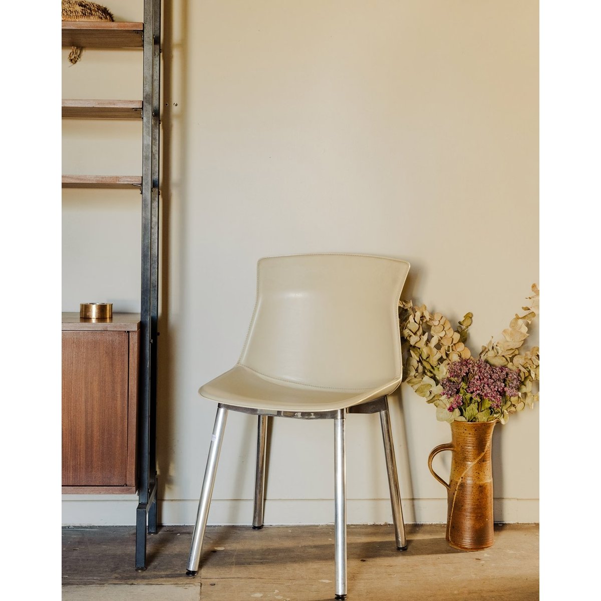 Chaise en cuir Alma N°862 - Bon état beige, DEBONGOUT