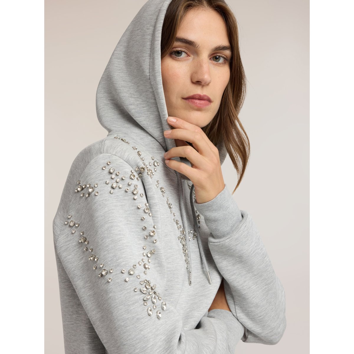 Sweat-shirt fermé avec capuche et applications de strass gris, MOTIVI