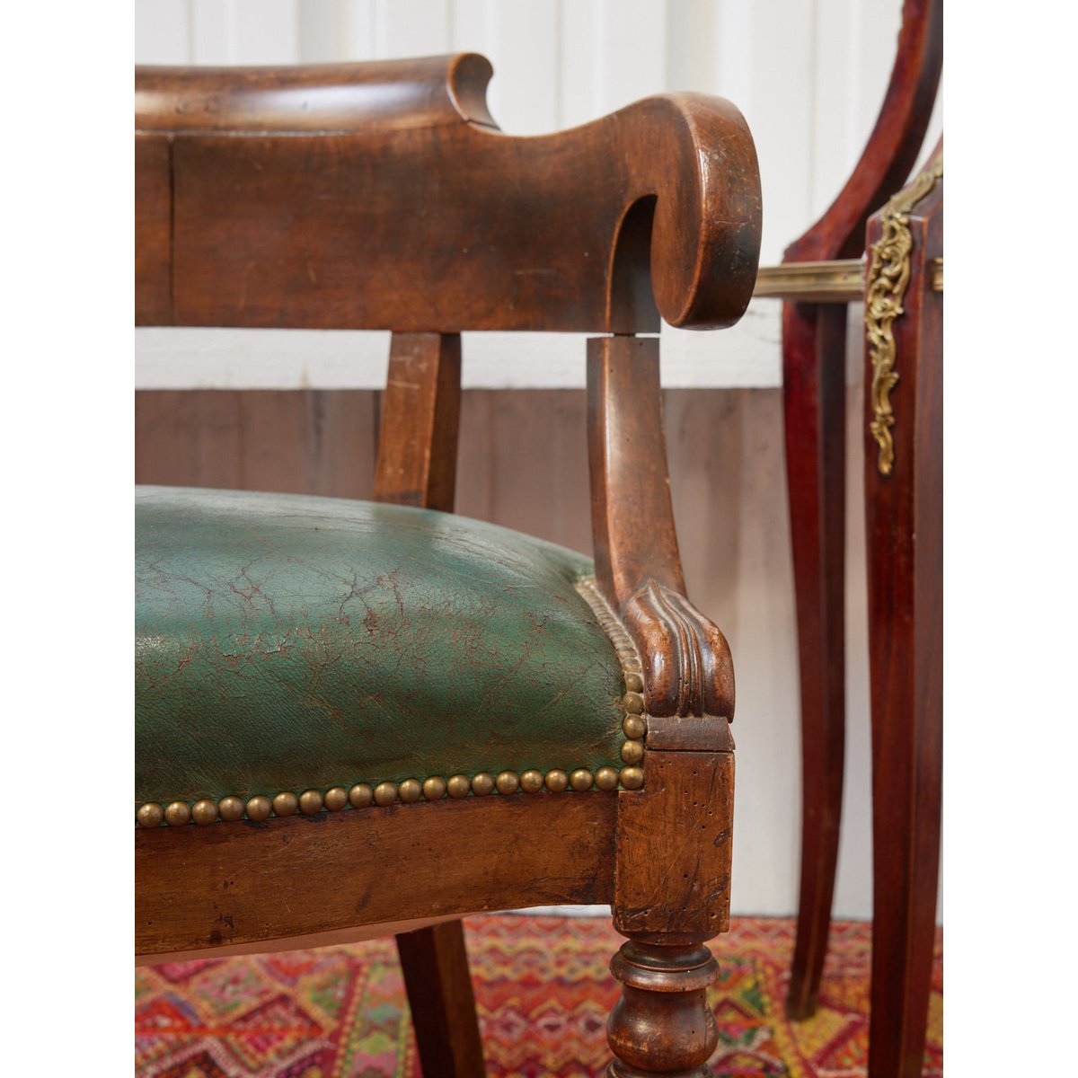 Fauteuil de bureau en cuir craquelé Ernest N°1078 - Bon état bois foncé, DEBONGOUT