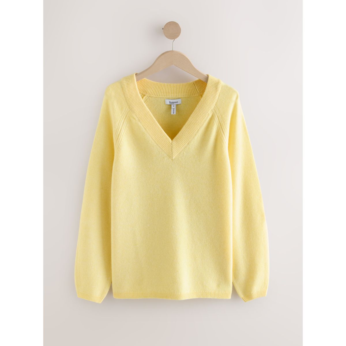 Pull col v en laine mérinos n. jaune clair, NEXT