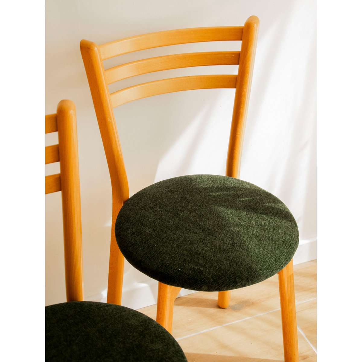 Lot de 4 chaises aux lignes épurées Alma N°1866 - Bon état vert, DEBONGOUT