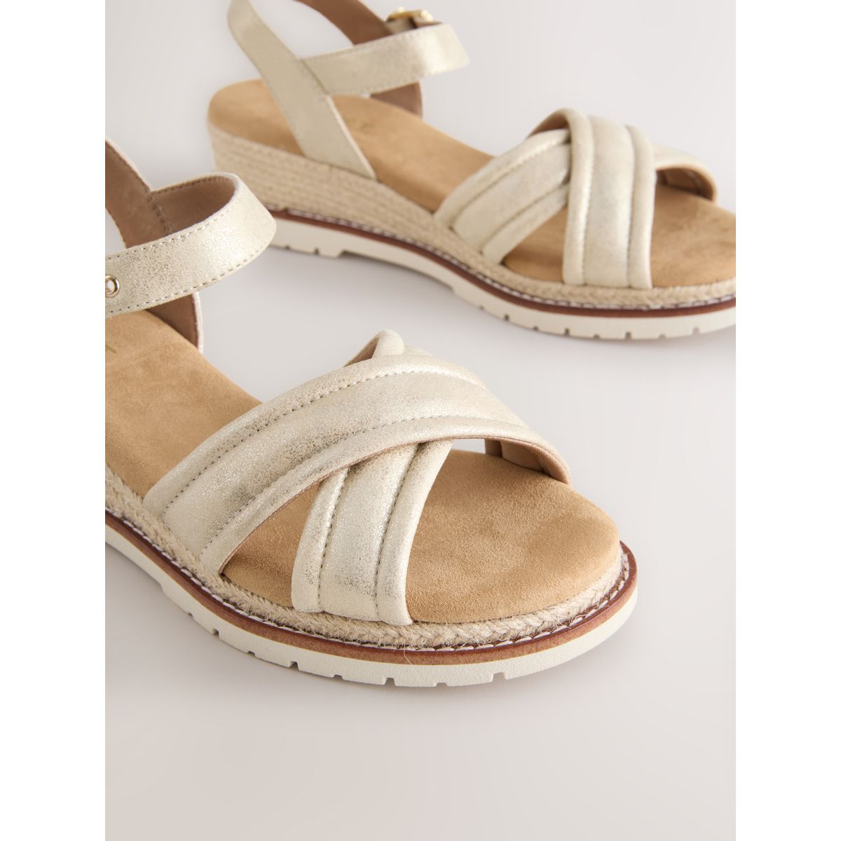 Chaussures compensées à brides croisées doré, NEXT