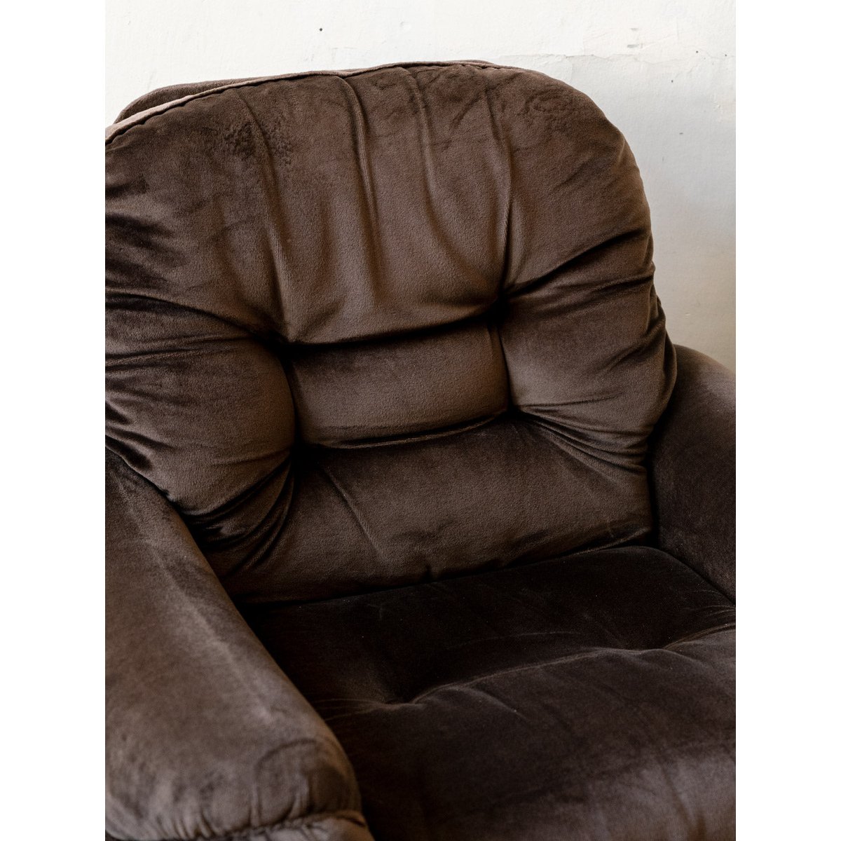 Paire de chauffeuses en velours marron Olivia N°94 - Bon état marron, DEBONGOUT