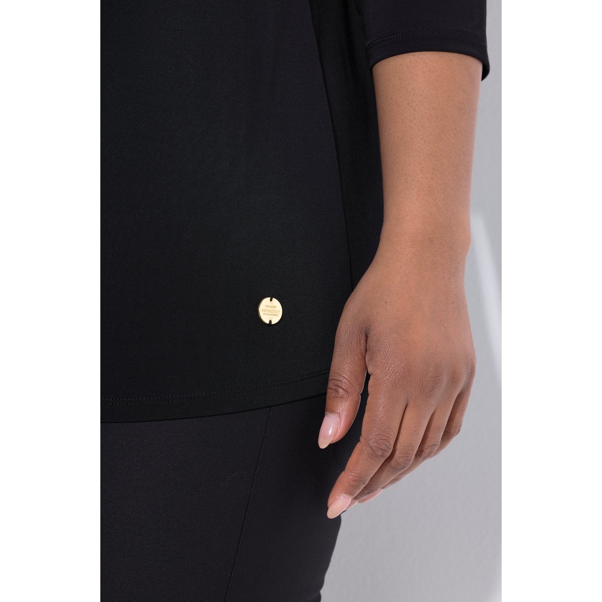 T-shirt en tissu fluide à col bénitier noir, ULLA POPKEN