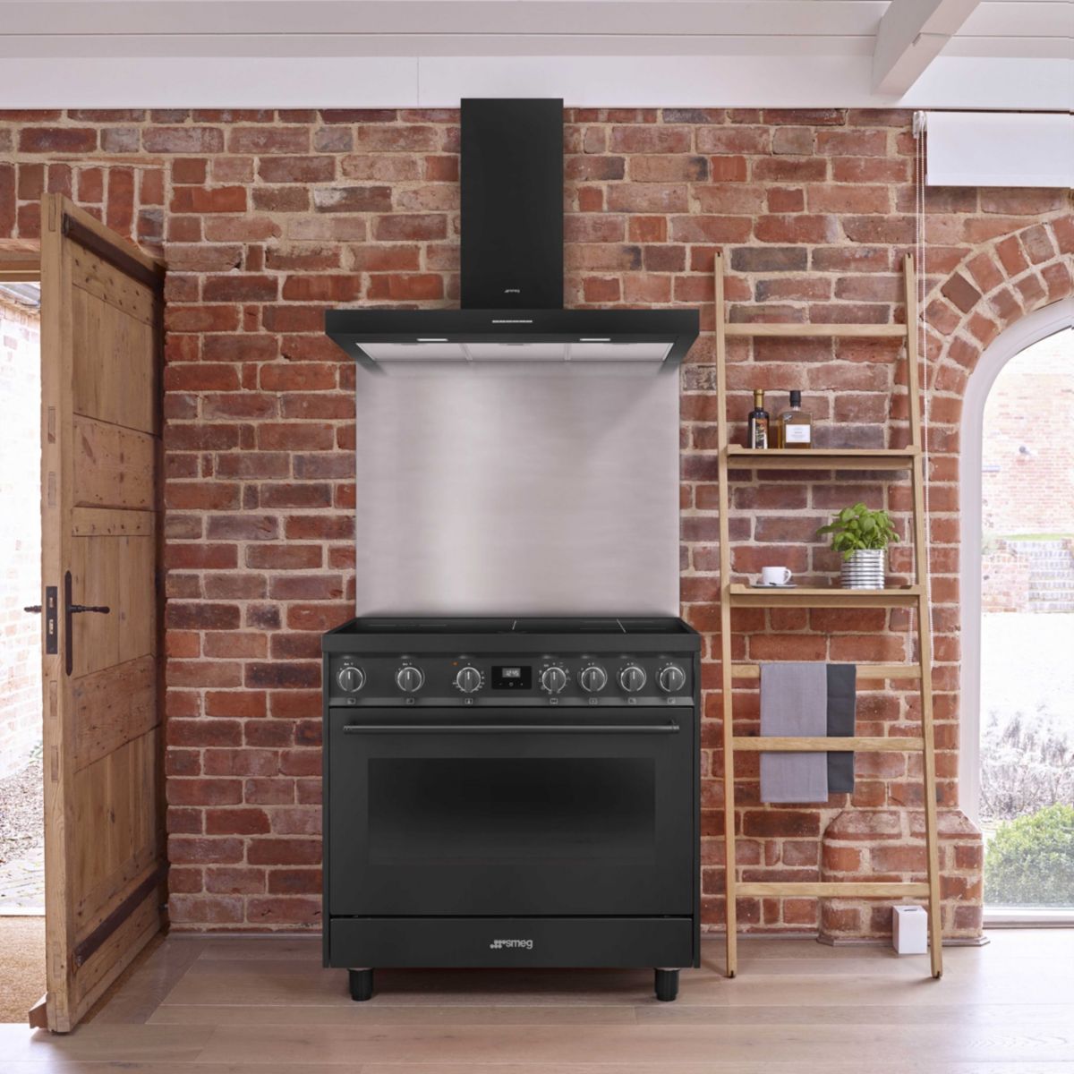 Hotte décorative murale KBT900NE couleur unique, SMEG