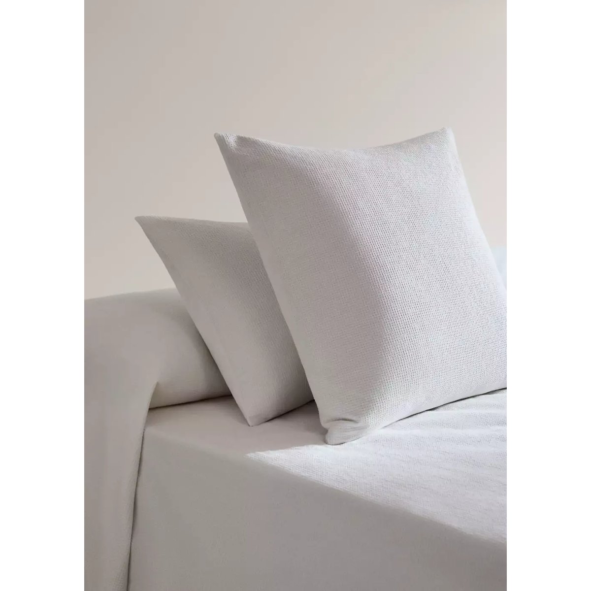 Deux taies d'oreiller coton garment-dyed mini waffle 60x60 cm blanc cassé, MANGO HOME
