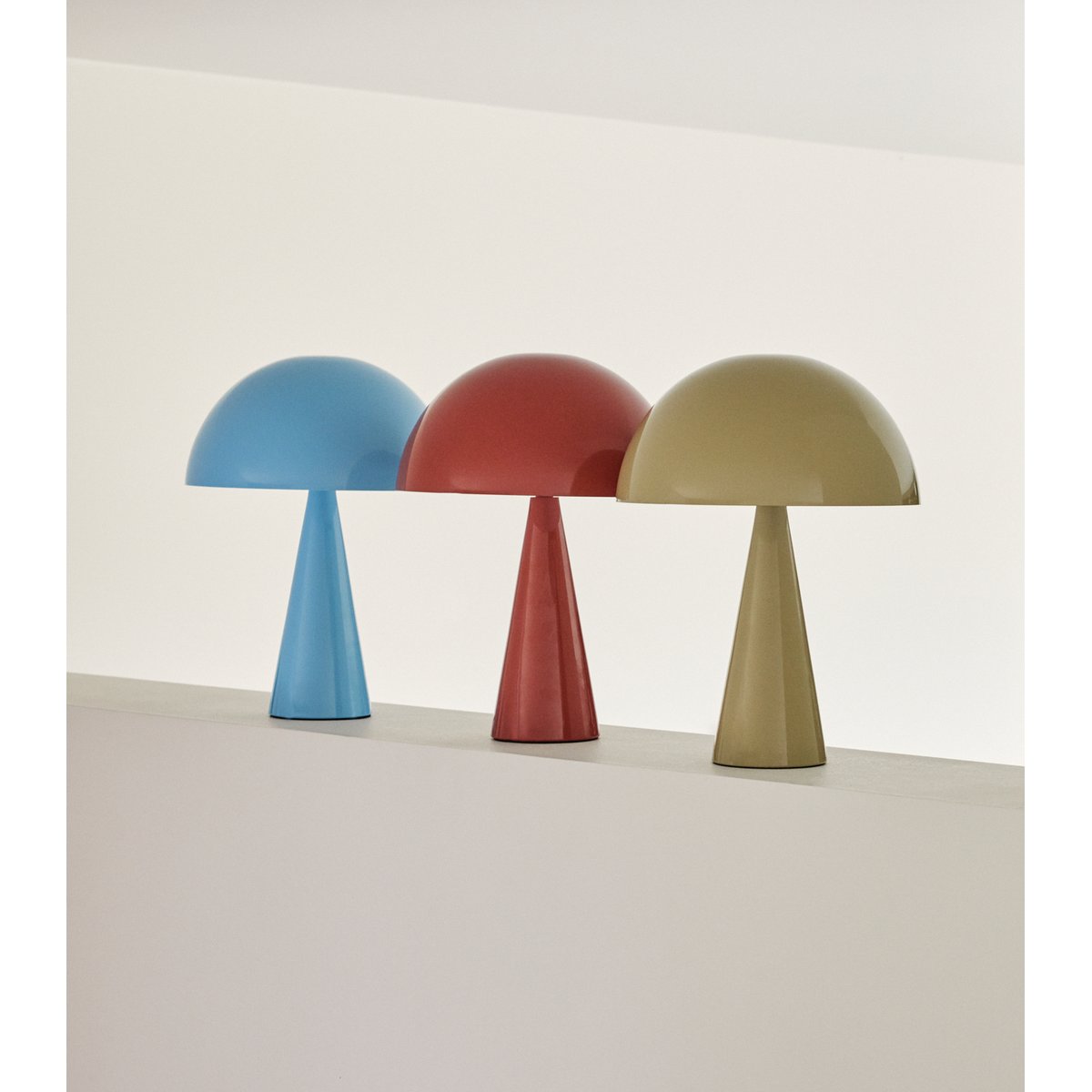 Lampe de table en fer MUSH bleu claire, HUBSCH