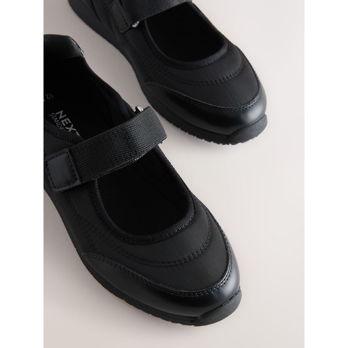 Baskets de sport style babies noir, NEXT