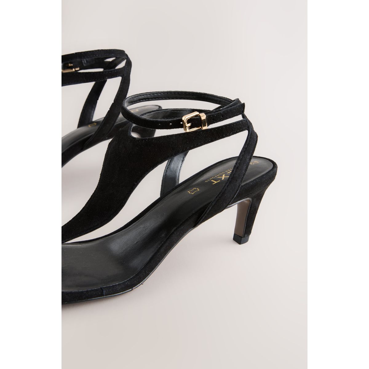 Sandales en daim avec talons et entredoigt noir, NEXT