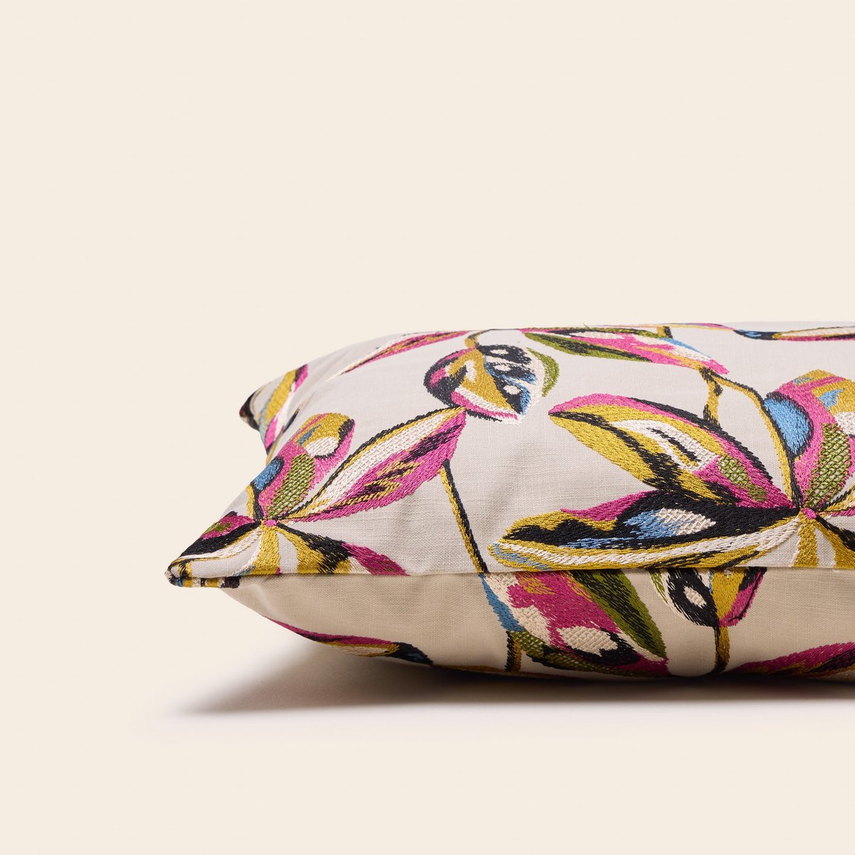 Housse De Coussin en Feuillages brodés colorés RAMHA calcaire et multicolore, MADURA