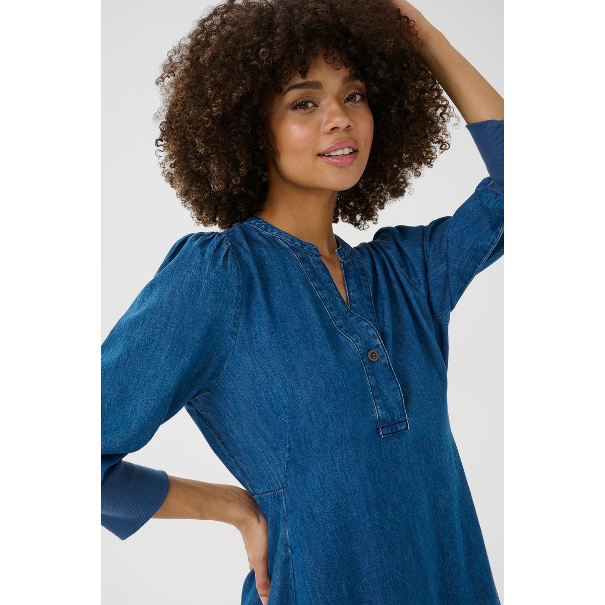 Robe bleu foncé lavé, CULTURE