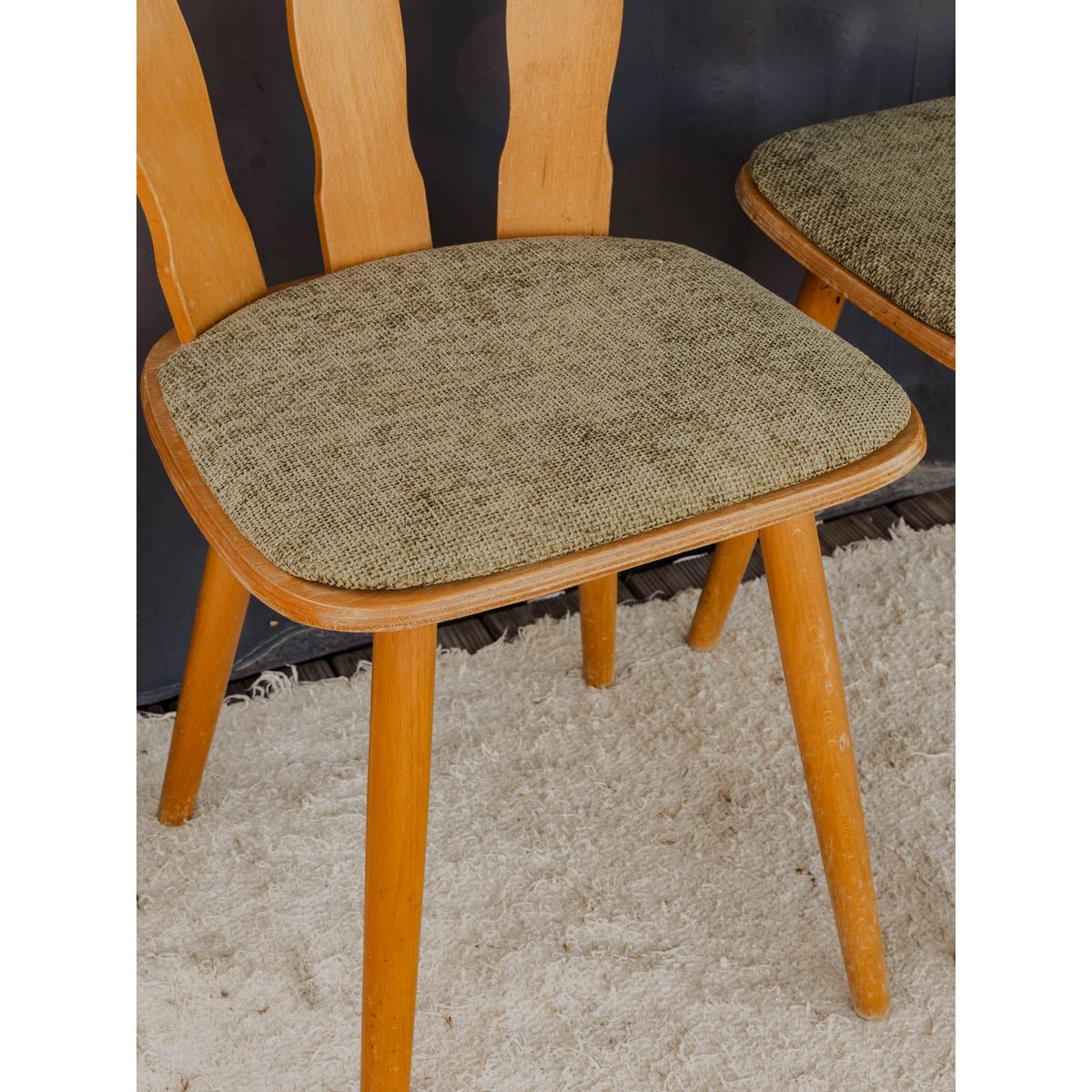 Paire de chaises en bois et tissu vert Alma N°1870 - Bon état bois clair, DEBONGOUT