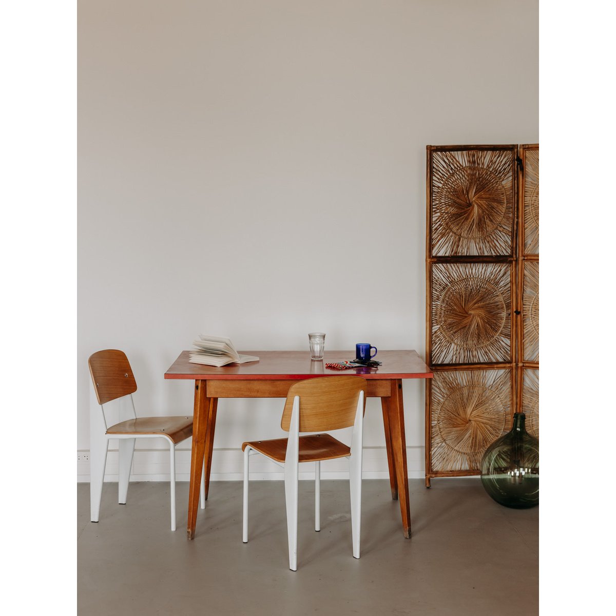 Table à manger au plateau en formica rouge Karla N°1281 - Bon état bois clair, DEBONGOUT