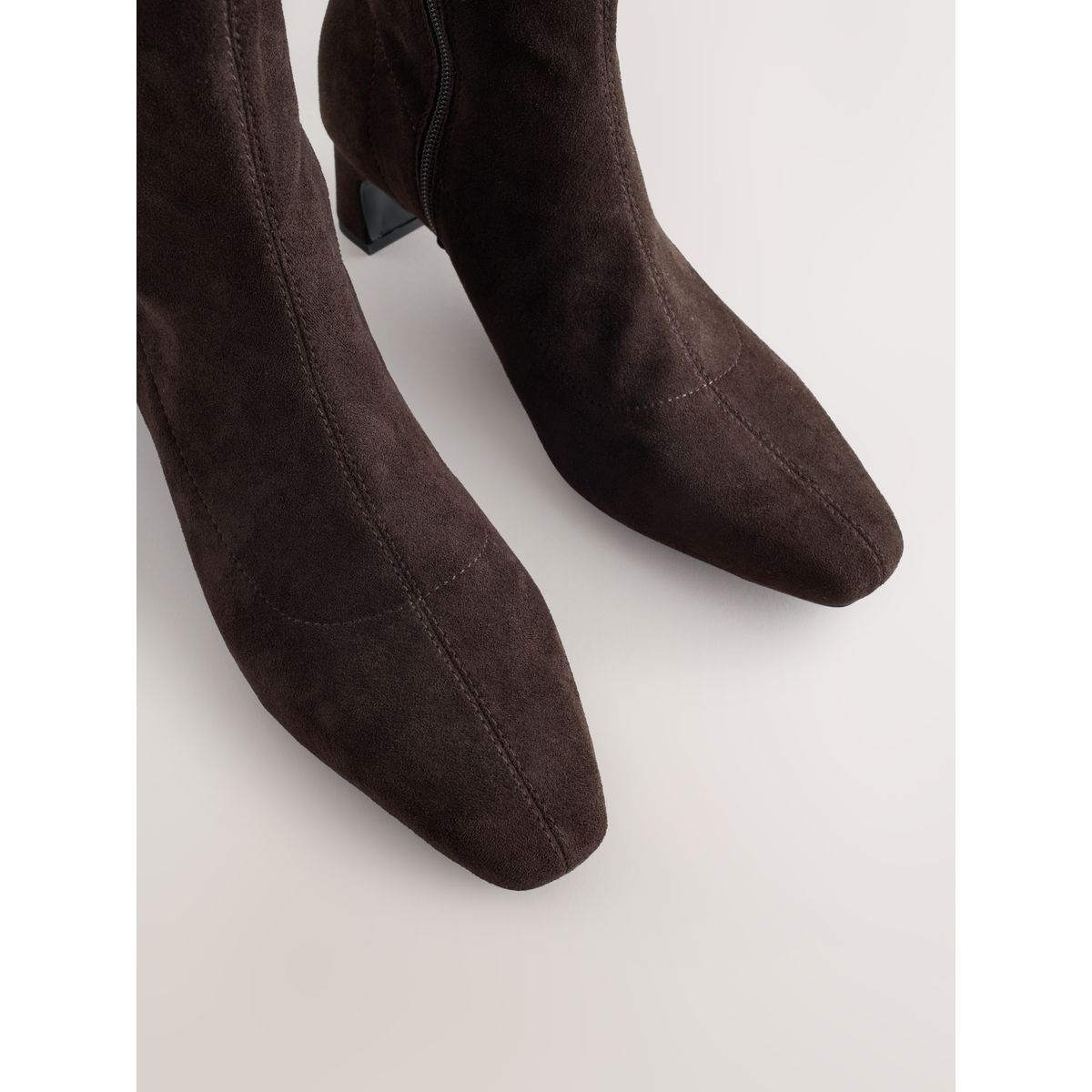 Bottines souples à bout ciselé et talon carré marron chocolat, NEXT