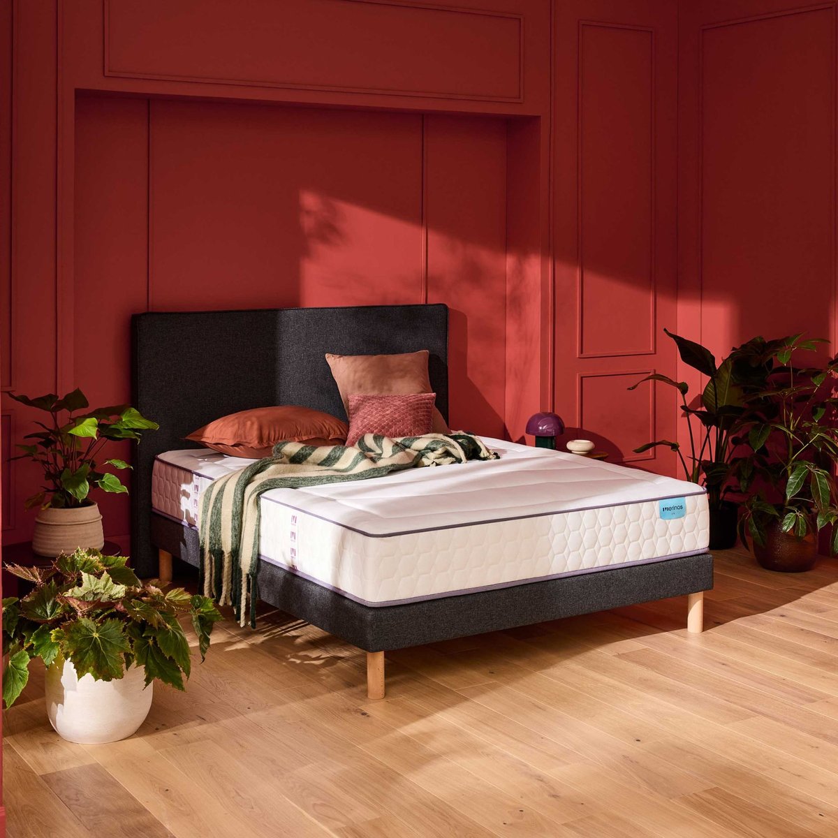 Ensemble matelas ressorts ensachés et mémoire de forme BEAUTY BED, sommier medium et pieds blanc, MERINOS