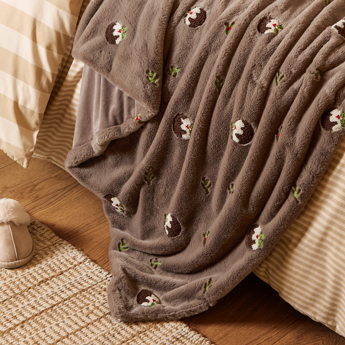 Festive Puddings Faux Fur Throw mocha, FURN.
