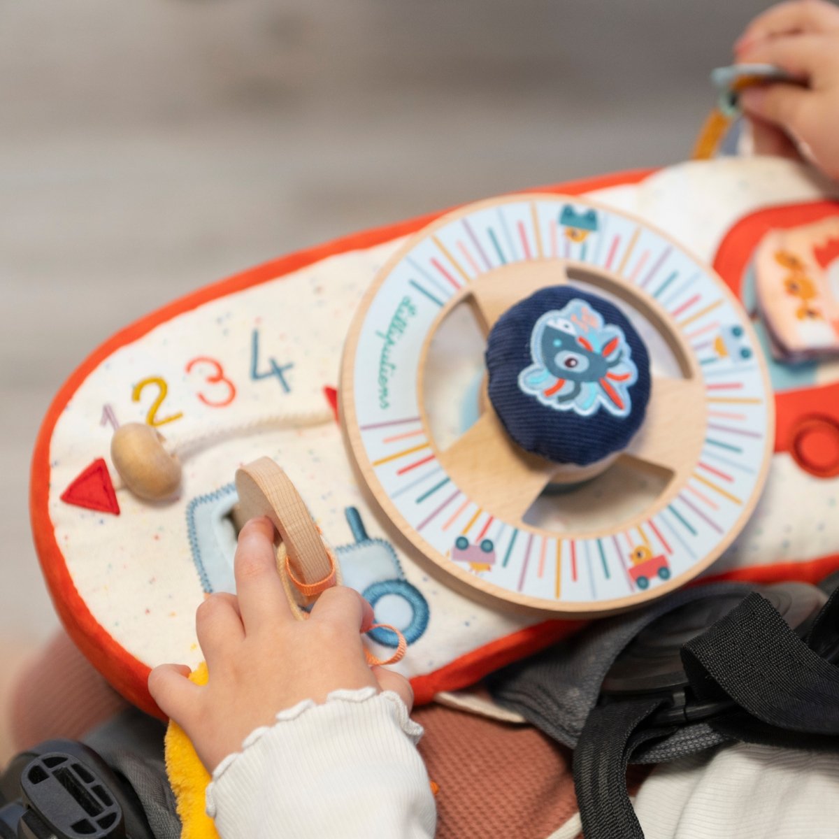 Panneau d'activités Ferme en voiture multicolore, LILLIPUTIENS