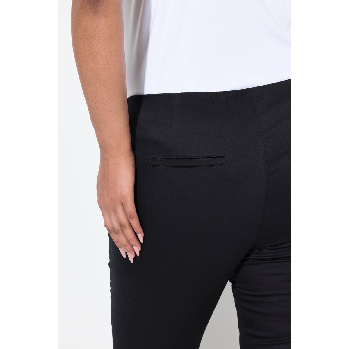 Pantalon chino. Taille élastique et bas de noir, ULLA POPKEN