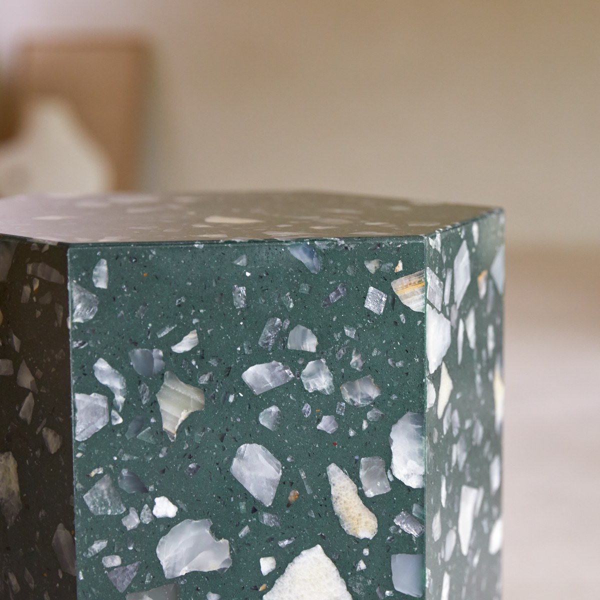 Bout de canapé en Terrazzo premium, ZOÉ vert foncé, TIKAMOON