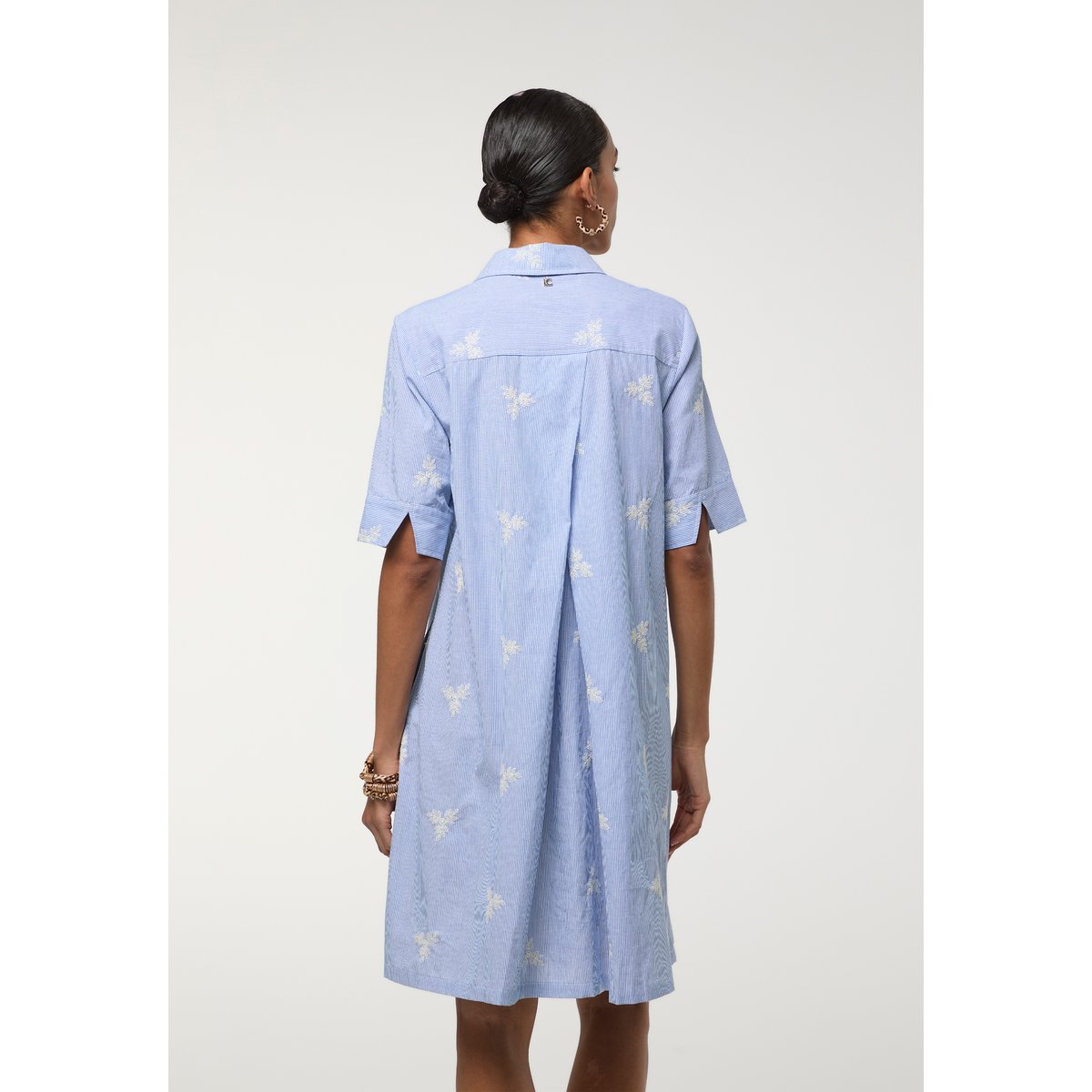 Robe chemise courte rayée à broderies florales ciel, LOLA CASADEMUNT
