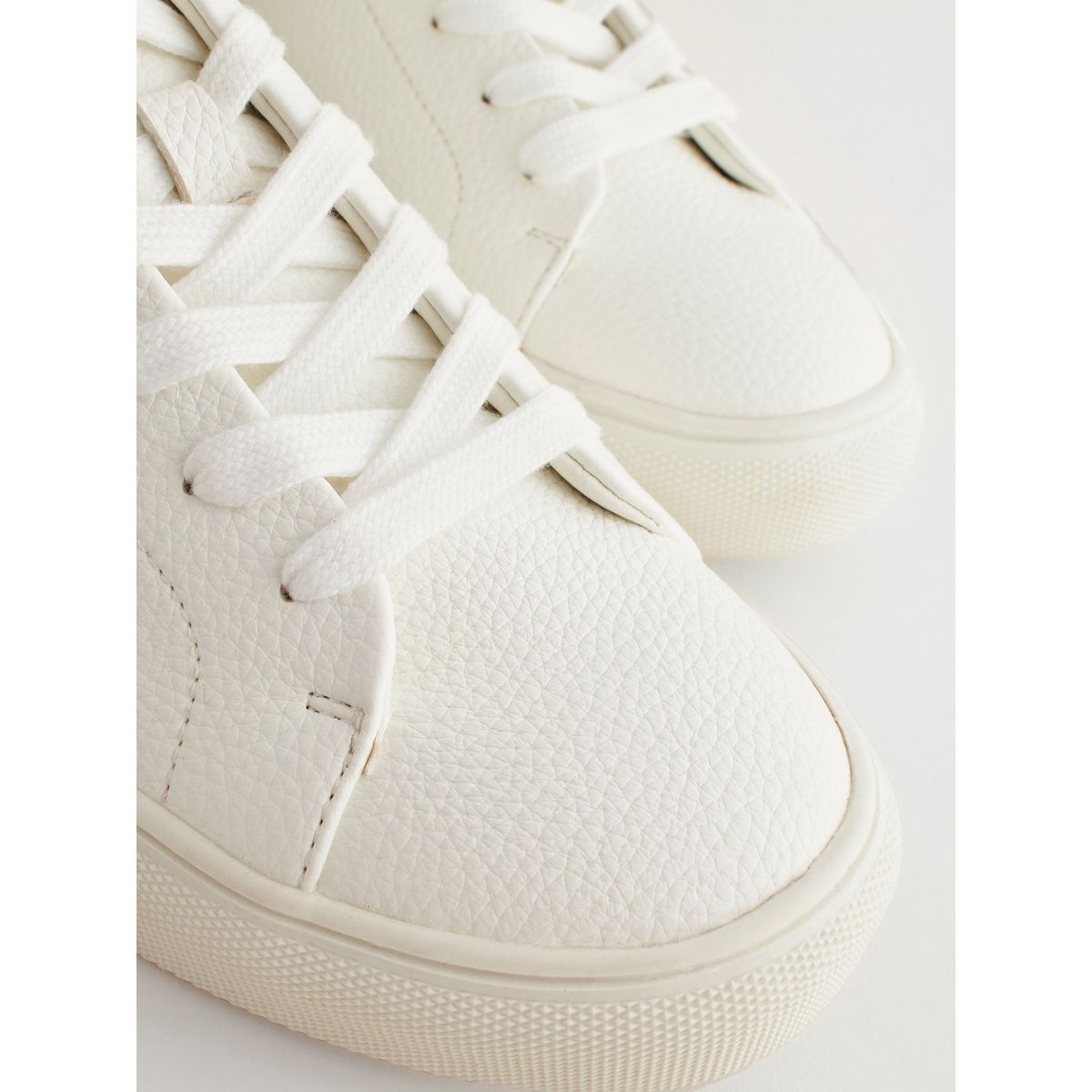 Baskets minimalistes fond blanc, NEXT