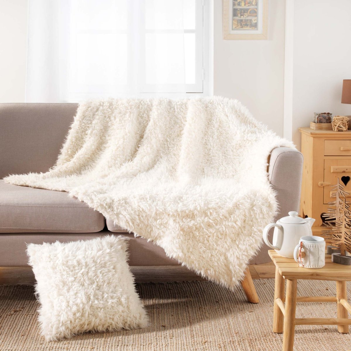 Coussin doux en imitation fourrure avec housse amovible naturel, DOUCEUR D'INTÉRIEUR