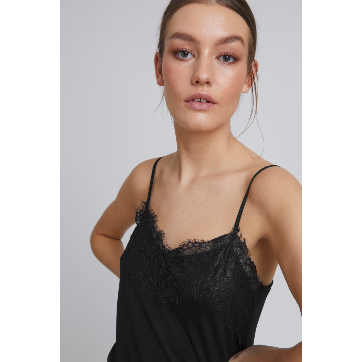 Sleeveless top noir, ICHI