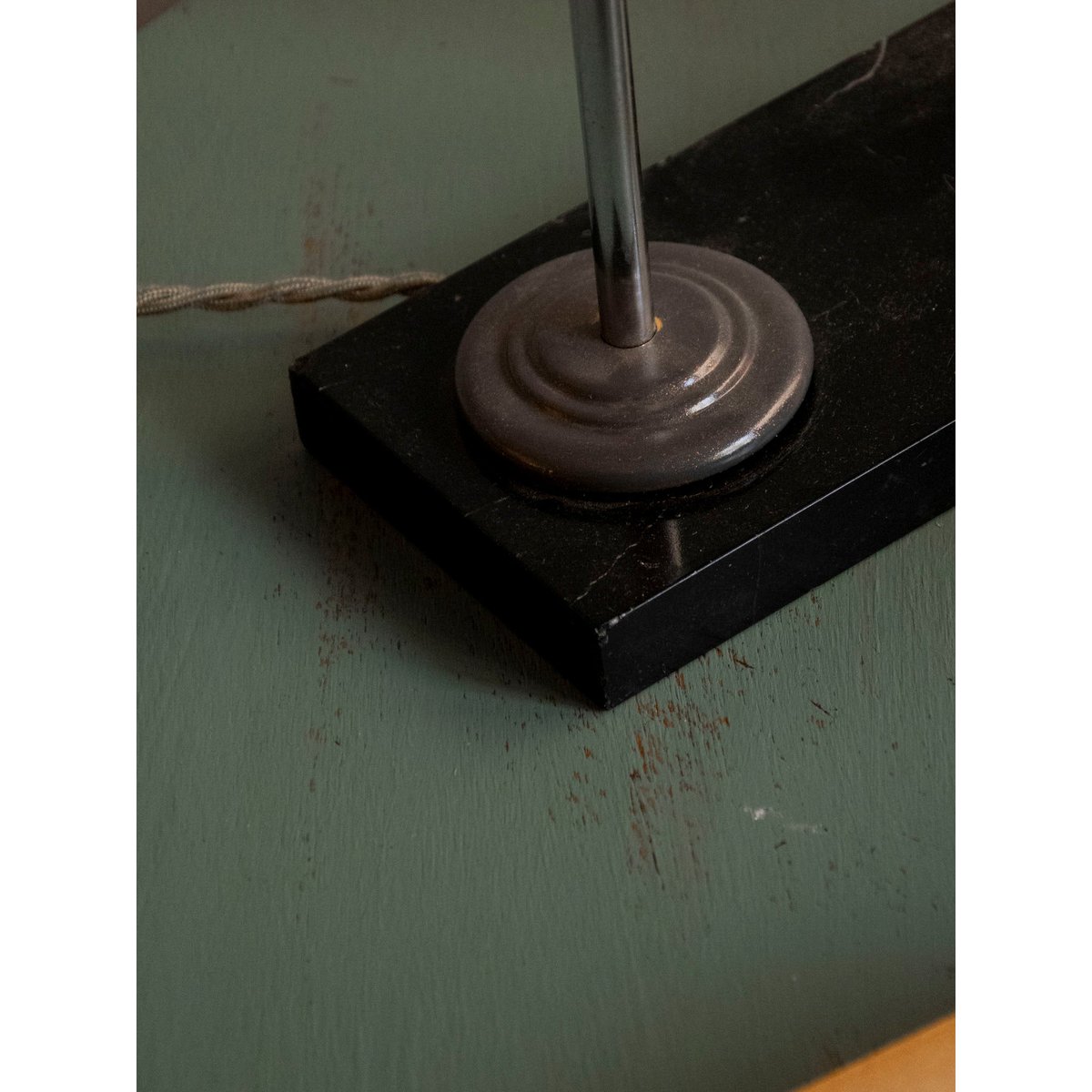 Lampe en marbre et métal sculpté Suzanne N°637 - Bon état noir, DEBONGOUT