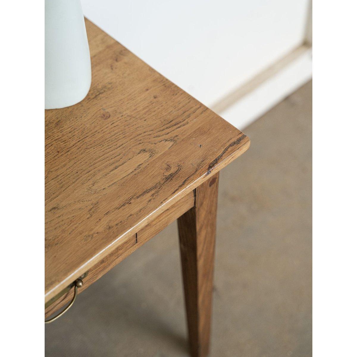 Petite table d'appoint de campagne en bois Francine N°1595 - Bon état bois foncé, DEBONGOUT